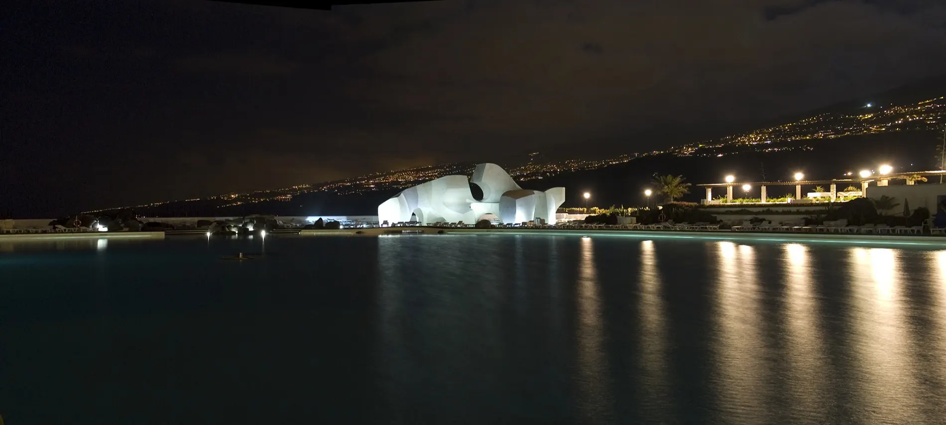 Lago Martianez Monumento a las olas Tenerife